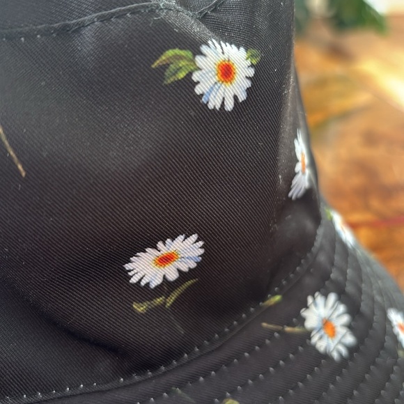 NWT Alice + Olivia bucket hat - Picture 3 of 4